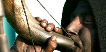 Un suonatore di corno durante il carnevale